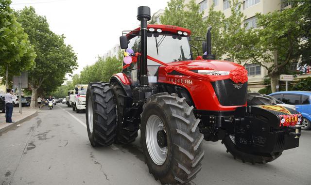 山东日照:新郎新娘突发奇想 大马力拖拉机成婚车