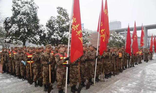 接到长兴县政府抗雪除冰紧急求援后,第72集团军73021部队迅速出动300