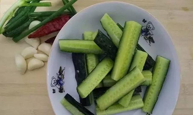 简易快手菜爽口黄瓜,夏天就要吃的舒爽