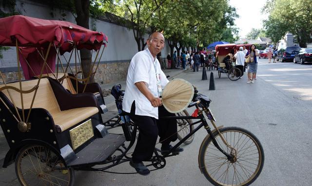 我蹬三轮,是因为儿子在上清华;你坐三轮,是炫耀儿子考上西华!