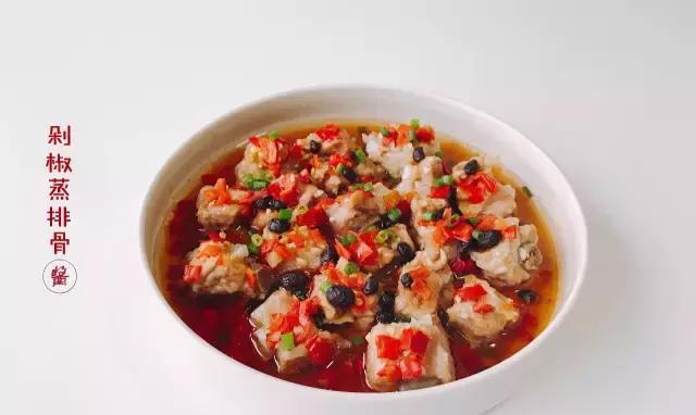 小白白说:剁椒蒸排骨,是一道著名湘菜,也是湘菜中蒸菜的经典,完全零