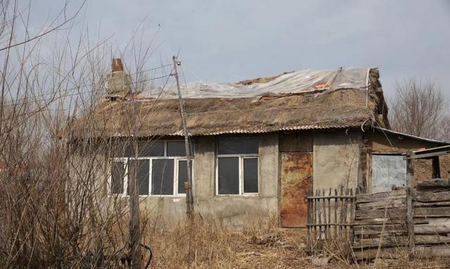 在纪念碑前,我们与依安县老促会及太东乡政府的领导向英烈们默哀,合影