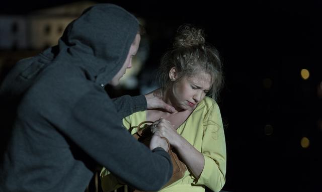 看到自己喜欢暗恋的姑娘和别人在一起有说有笑就忍不住想掐死那个男的