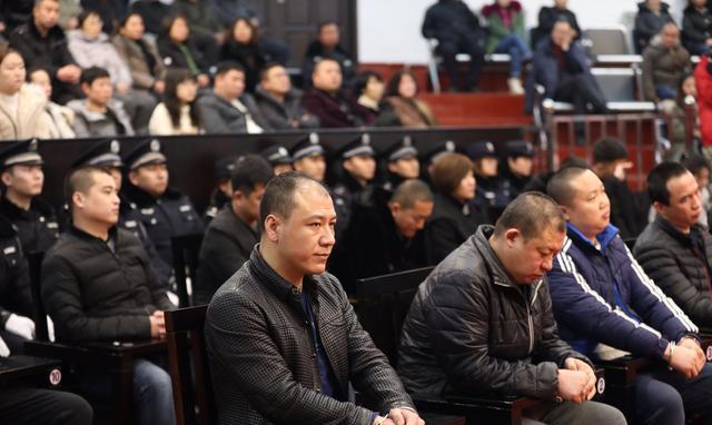 被告人丁余通过聚众赌博,诈骗等违法犯罪活动,积累一