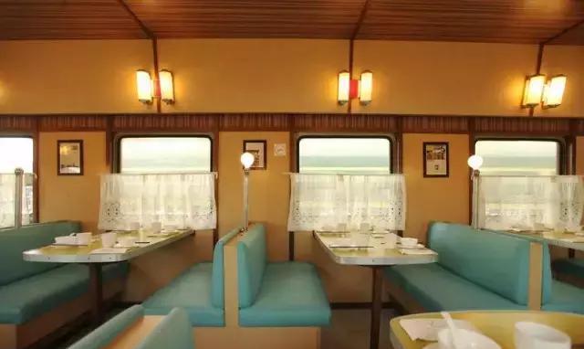 60年代德产软卧车厢,1节70年代国产餐车和1节70年代国产硬卧车厢组成