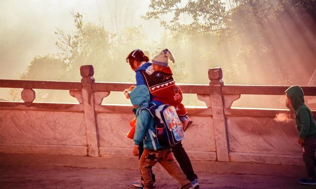 接送孩子上学成为老人们每天的工作之一.