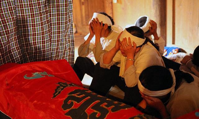 大伯突然暴毙,下葬前七盏长明灯竟全倒向我伯母!