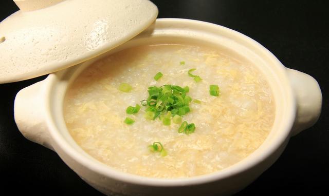 花生蛋白质含量高,且易被人体消化吸收,而且花生含有谷氨酸和天门冬