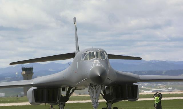 和图160相比,b1b总是有点矮矬穷的感觉俄罗斯暴力美学颠覆之作飞机大