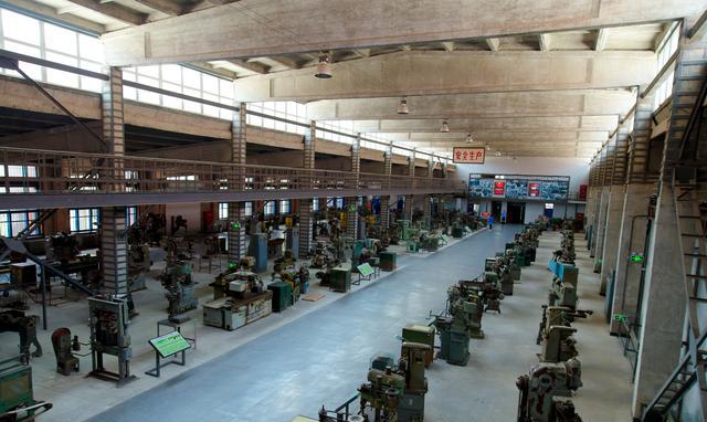 最后走进遗址区,这里能看到保存了原庆华厂208车间的原址原貌,两条