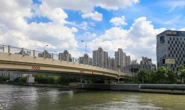 出上海镇坪路地铁站就烟雾缭绕,原来是烧烤