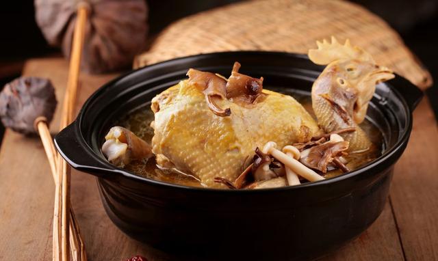 茶树菇,枸杞,红枣继续煲45分钟左右,加入盐,鸡精,胡椒粉,美味的鸡汤