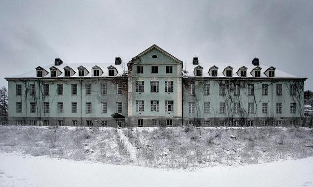 北欧寒冬中的怪异震撼之美:破败的童话城堡,废弃的监狱