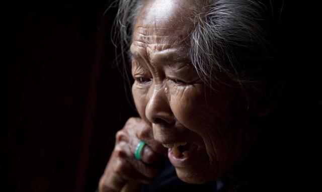 老公去世我把瘫痪婆婆丢弃在老家,三天过去一个电话让我悔恨终生