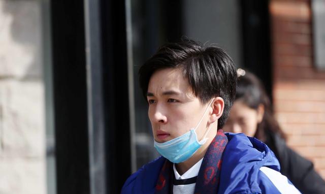 胡歌在得知好友张冕遇难后,嚎啕大哭,完全不能控制自己.