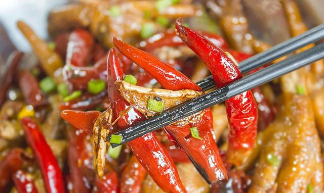 火星镇的美食江湖里,一道姜辣凤爪就可以让食客韵足味