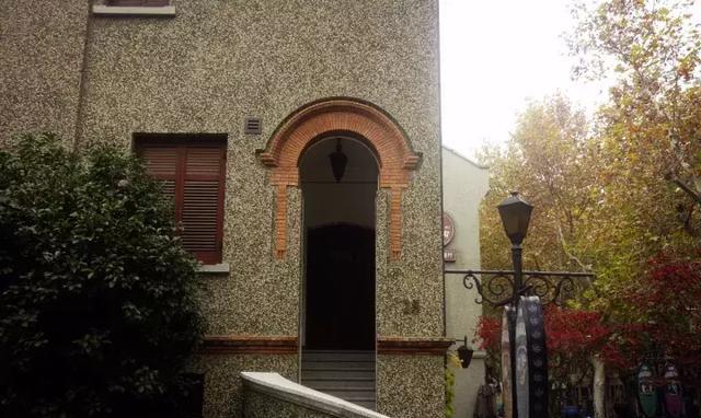 也许是一棵树,又或是一盏街灯,一条红砖道,一个弄堂,是曾朴居住过的