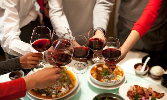 "一个大男人月收入3000,还有脸出去大吃大喝?