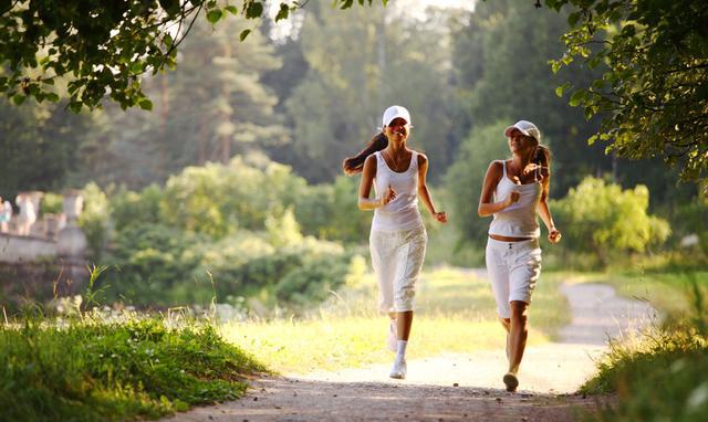 春天来了,路边进行跑步运动的人们也多了起来.