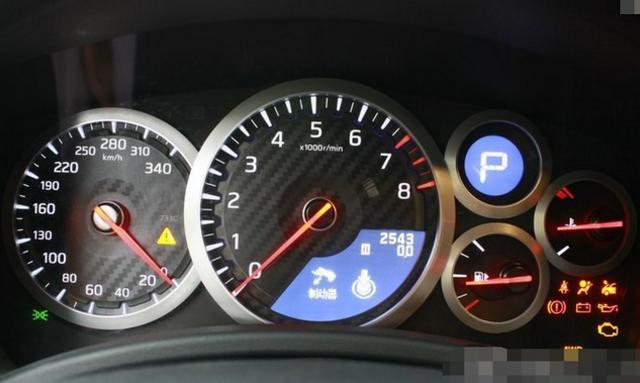 从迈速表上可以看得到这辆gtr的暴力表现.