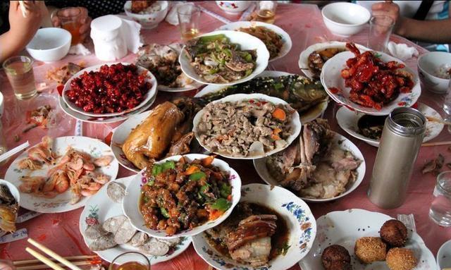 参加农村婚宴超值,200块钱吃顿喜宴还得2个大红包