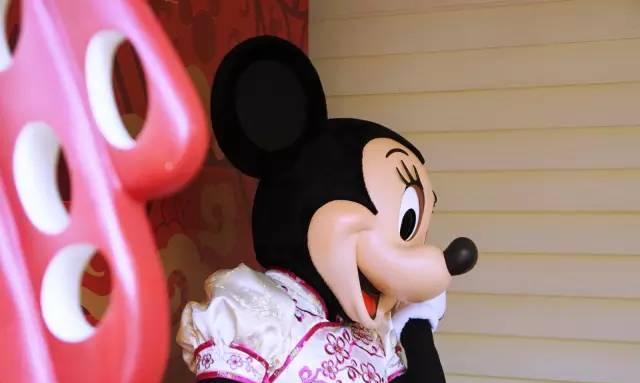 我女神米妮小姐穿梅花刺绣的旗袍美爆了!