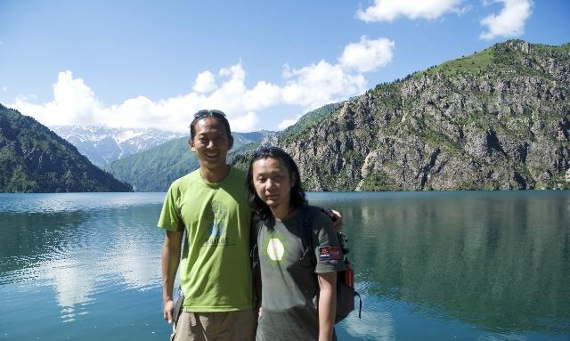 在结识现任女友德国美女伊卡之后,谷岳便想通过一次从北京到柏林搭车