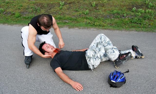 下班途中走路摔倒身亡,是不是工伤?