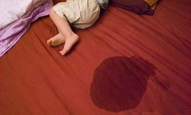 宝宝白天已经会如厕了,晚上要不要穿纸尿裤?