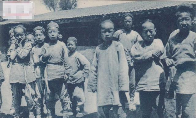 农业社会有人专门替人阉猪,古代有那么多太监,当然阉人的师父很多