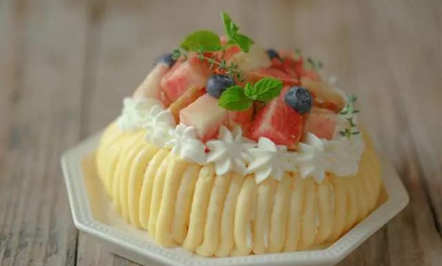 1,卡仕达酱打顺滑(卡仕达酱的做法点击这里),放到裱花袋里,记得先放