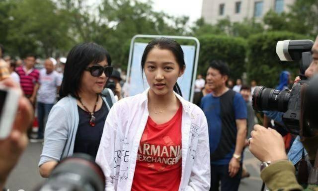 关晓彤没化妆的照片,看上去朝气蓬勃漂亮美丽