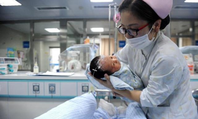 七个月早产儿险些被放弃,伸出小手的那一瞬间,妈妈舍不得了!