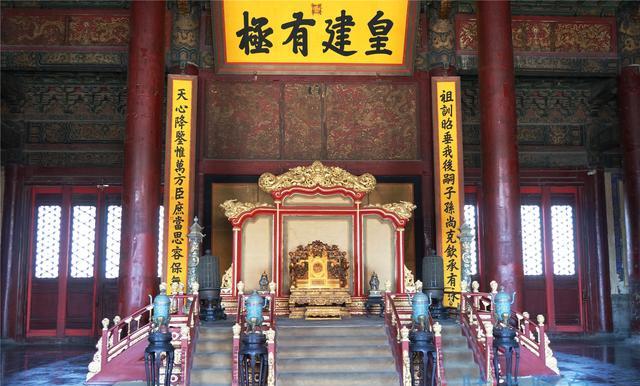 自打秦始皇一统天下之后,为了彰显天威,叫"皇帝诏曰".