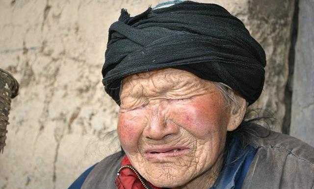 儿媳妇回村里过年懒到出奇还嫌饭菜不合口,老人气的蹲墙头痛哭