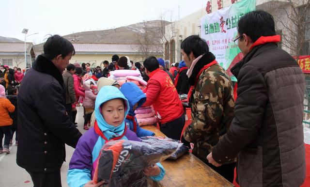 千里爱心小寒时节温暖会宁农村贫困小学生