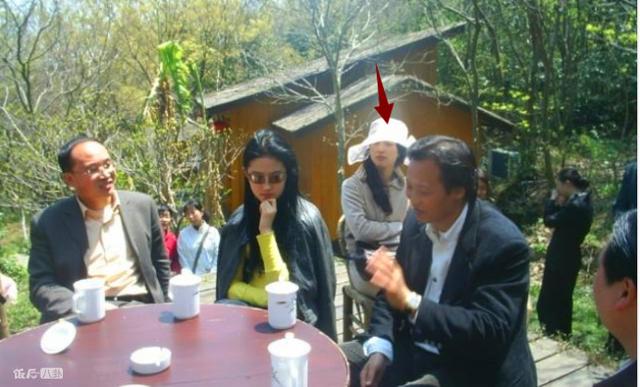 反倒是刘亦菲坐在教父旁边,这让很多人对他们的父女关系有所质疑.