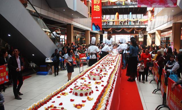 桂林某商场周年庆竟特制10米巨型蛋糕宴请市民