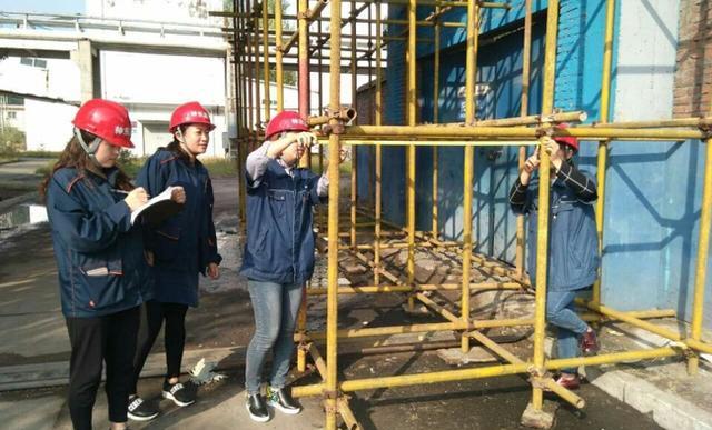 女监理人在施工工地上撑起半边天|工地|监理|半边天_新浪新闻