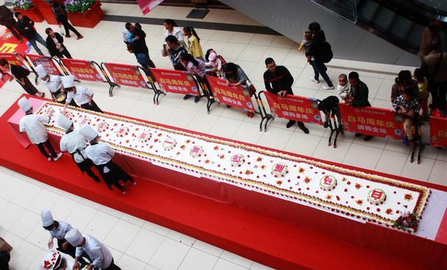 桂林某商场周年庆竟特制10米巨型蛋糕宴请市民