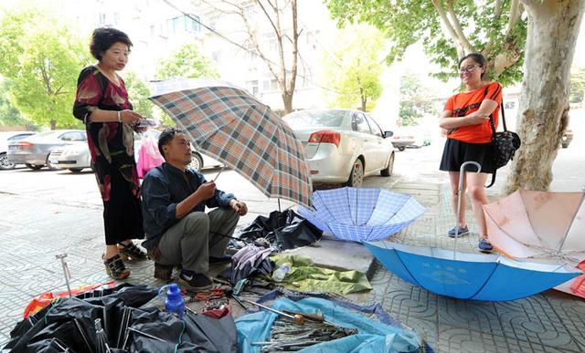 安徽淮北:修伞匠,漂泊33载为谋生