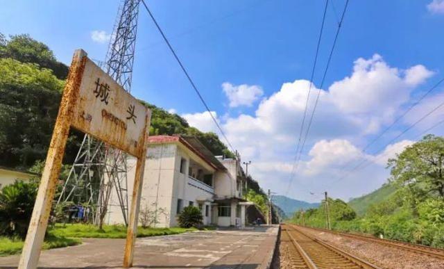 需要城头站即将撤销图为撤站并轨镜头山风微凉职工们乘着小船买菜烧饭