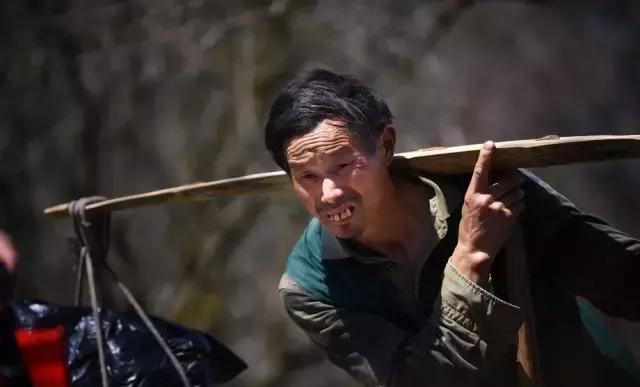 徽州汉子一根扁担挑黄山