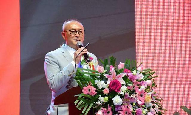 蔡传健常务副会长致欢迎辞主持人出场开场舞:花开幸福画家画马表演