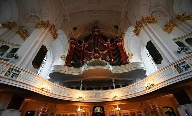 看过那么多教堂,这个算不上特别出众,大管风琴还不错