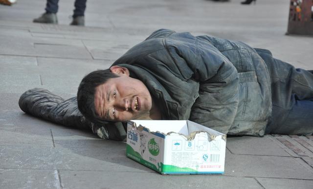 民工买水被拒,乞丐出手相助,众人知晓原因后恍然大悟