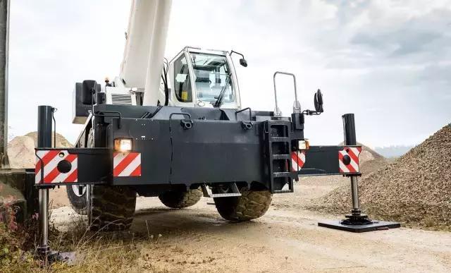 利勃海尔2017年新款越野吊 惊艳吊装界 到底有何不同?