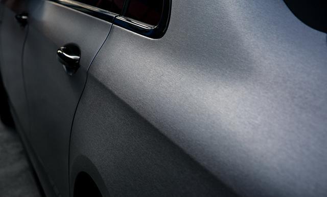 奔驰e320l车身改色膜拉丝灰效果图