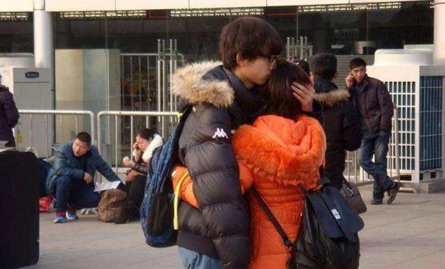 又到寒假离别时:学生情侣难舍难分,网友评论很扎心
