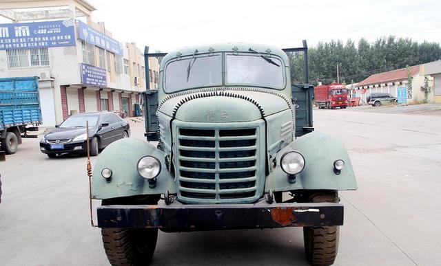 偶遇解放老卡车,车龄已经超过了50年,开过的司机屈指可数